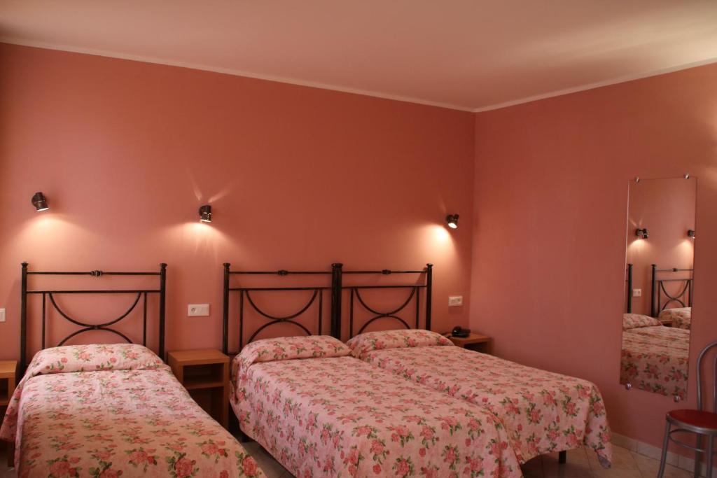 Postel nebo postele na pokoji v ubytování Hôtel Lutetia