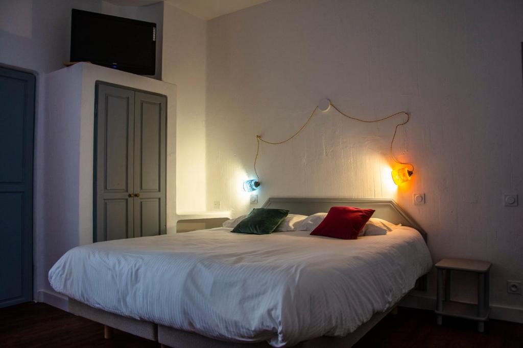 Letto o letti in una camera di Hôtel Candide