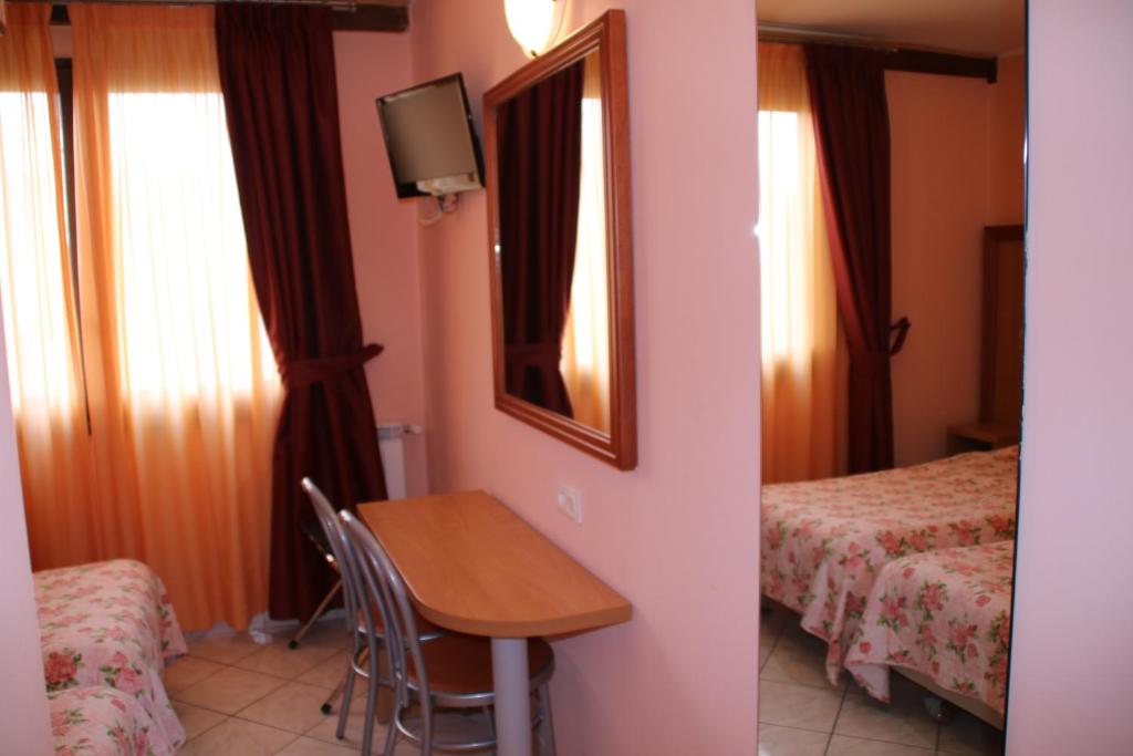 Postel nebo postele na pokoji v ubytování Hôtel Lutetia