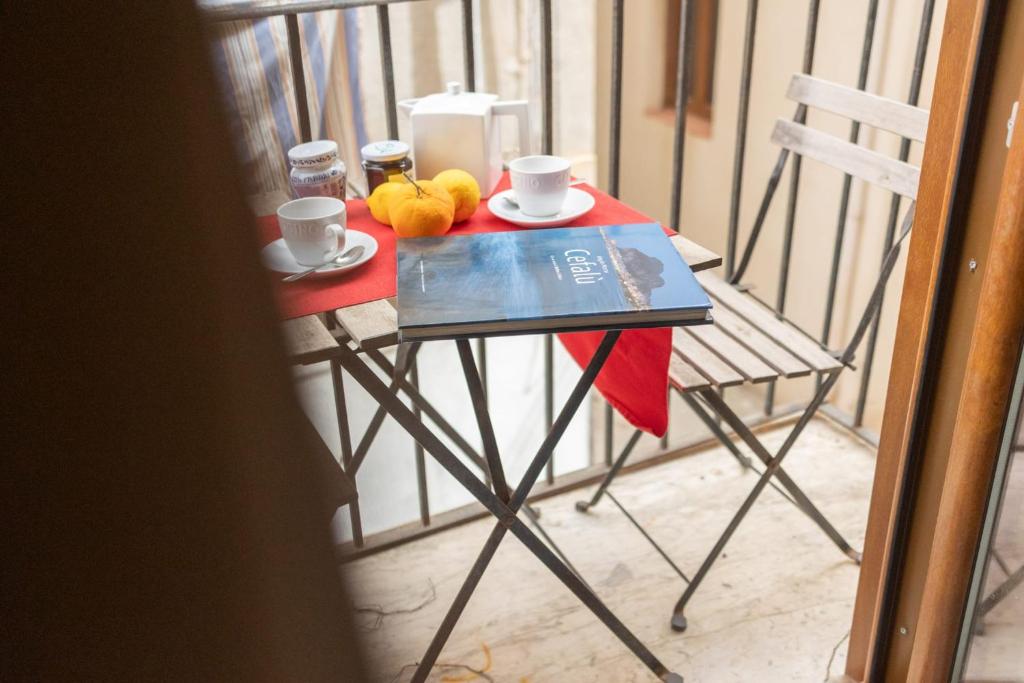 切法卢La Casa di Giò的一张桌子,上面有两杯和一盘食物