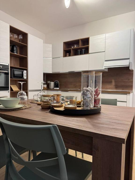 Hotel Residenza Mustacchi, a kitchen with a wooden table with a plate of food on it at Residenza Mustacchi in Verona