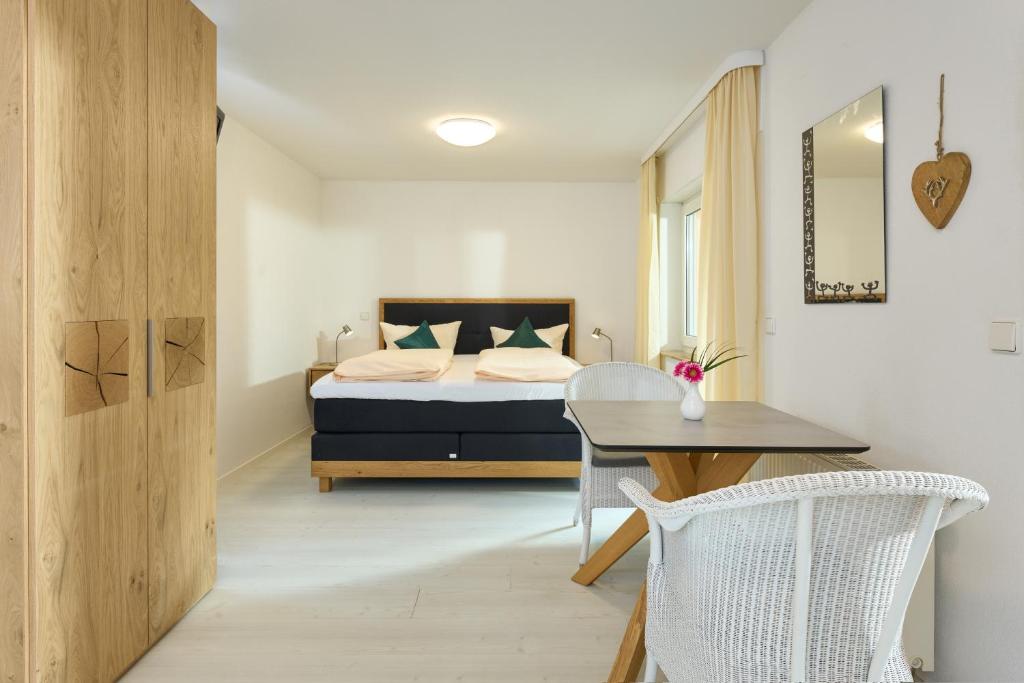 Postel nebo postele na pokoji v ubytování Thermen Appartements Gabriela, Appartement 24 qm