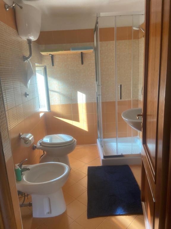 un bagno con wc, lavandino e doccia di Maison Romantique a Napoli
