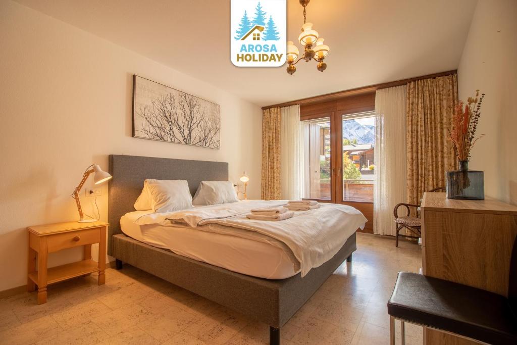 Postel nebo postele na pokoji v ubytování Brüggli A24 by Arosa Holiday
