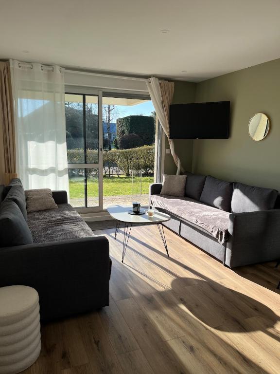 un salon avec un canapé et une table dans l'établissement Studio 4 people Stella beach, à Cucq