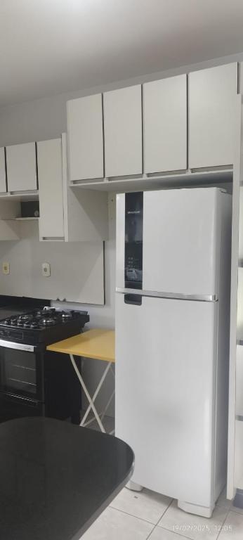 Kuchyň nebo kuchyňský kout v ubytování Casa 4 quartos com piscina