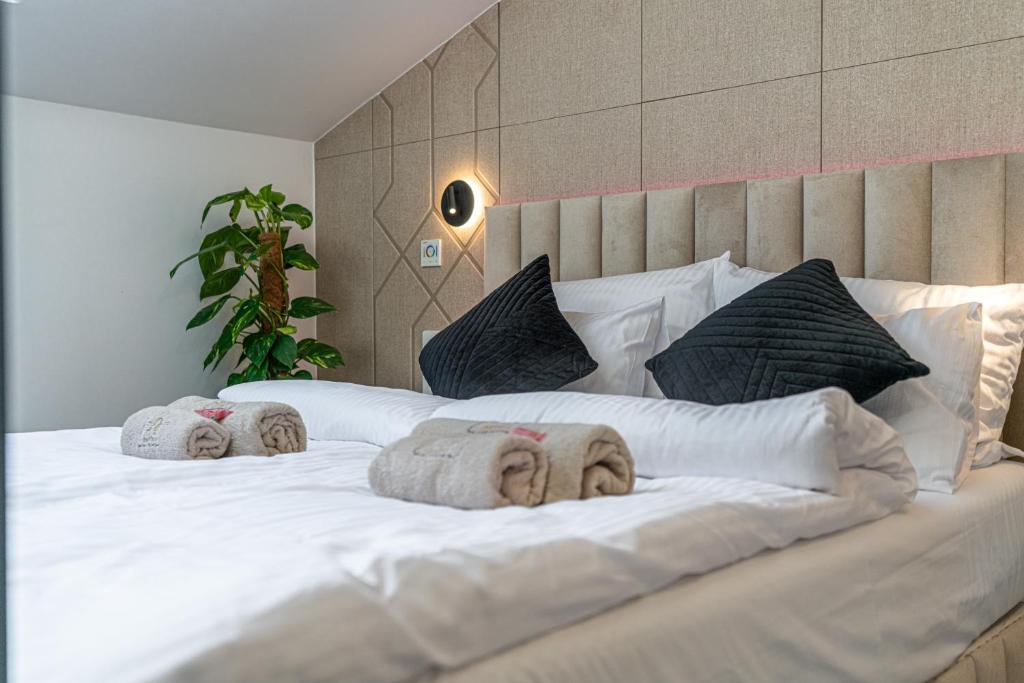 Giường trong phòng chung tại Dasto Jacuzzi Old Town Cracow