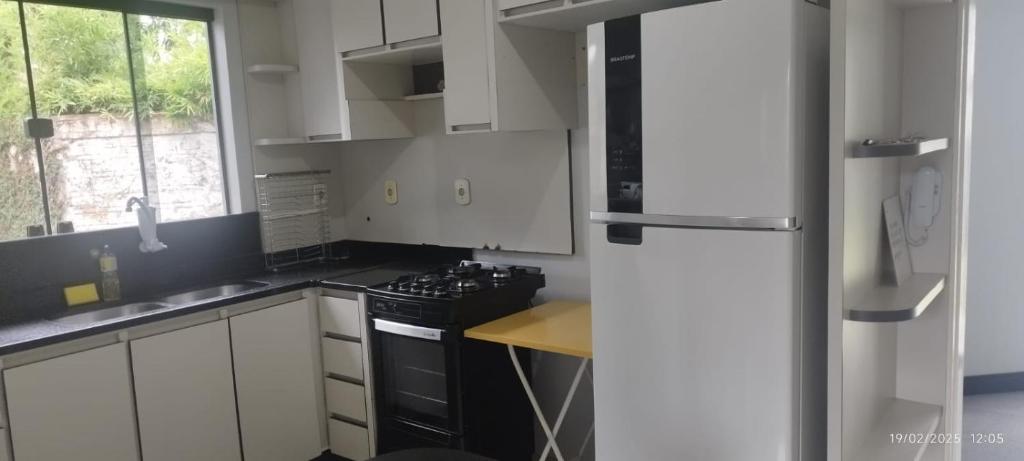 Kuchyň nebo kuchyňský kout v ubytování Casa 4 quartos com piscina