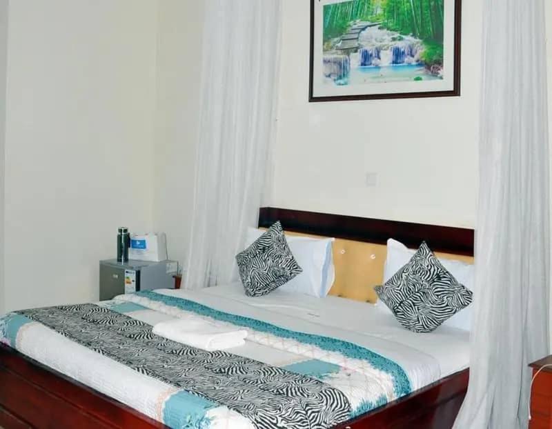 Postel nebo postele na pokoji v ubytování Lorycon Hotel Rukungiri
