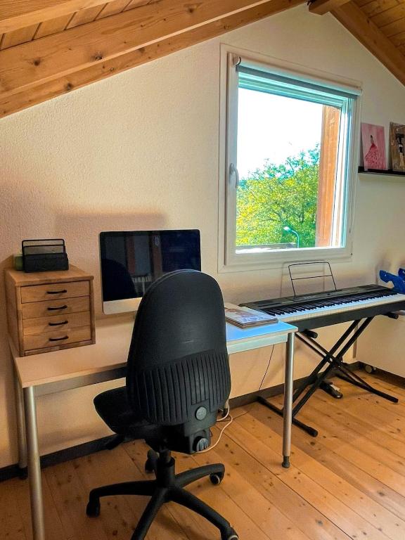 Televiisor ja/või meelelahutuskeskus majutusasutuses Cozy Mountain Retreat - Jacuzzi, Outdoor Kitchen, Activity Area for Adults & Kids, Veranda & More