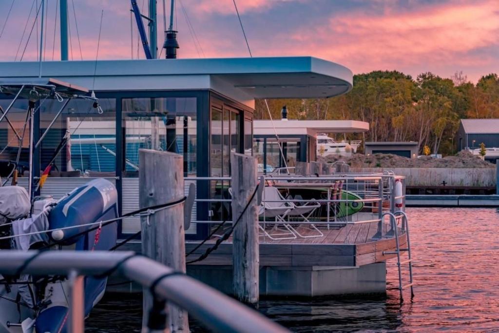 een boot aangemeerd op een dok in het water bij Hausboot Paradise - LP9 in Peenemünde