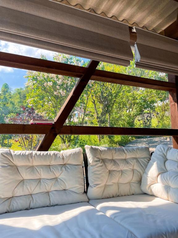 Istumisnurk majutusasutuses Cozy Mountain Retreat - Jacuzzi, Outdoor Kitchen, Activity Area for Adults & Kids, Veranda & More