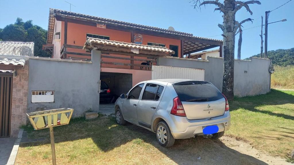 a silver car parked in front of a house at Alugo para Carnaval in Araruama