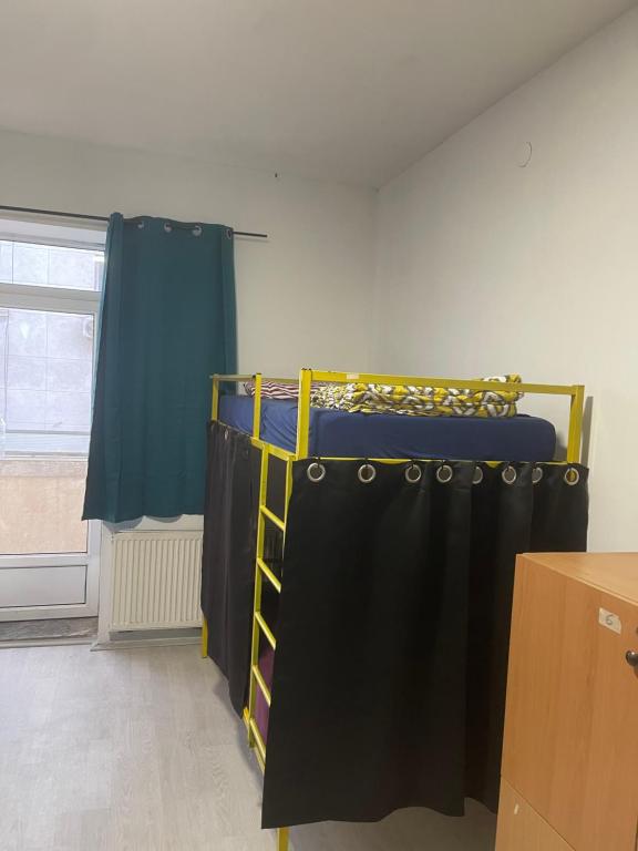 Postel nebo postele na pokoji v ubytování NEWBORN HOSTEL Prishtina