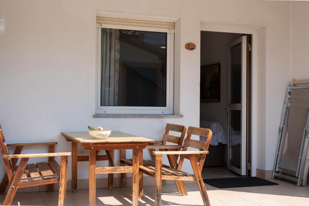 a table and chairs in a room with a window at Ferienwohnung im Haus Texel II in Rablà