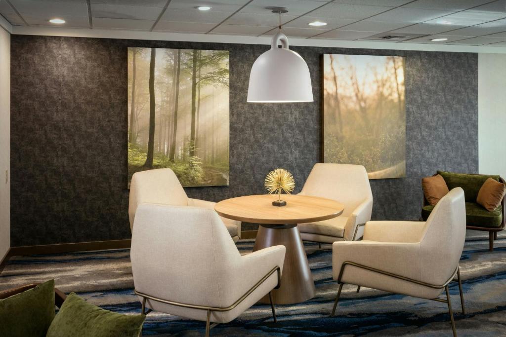 Posezení v ubytování Fairfield Inn & Suites by Marriott Anchorage Midtown