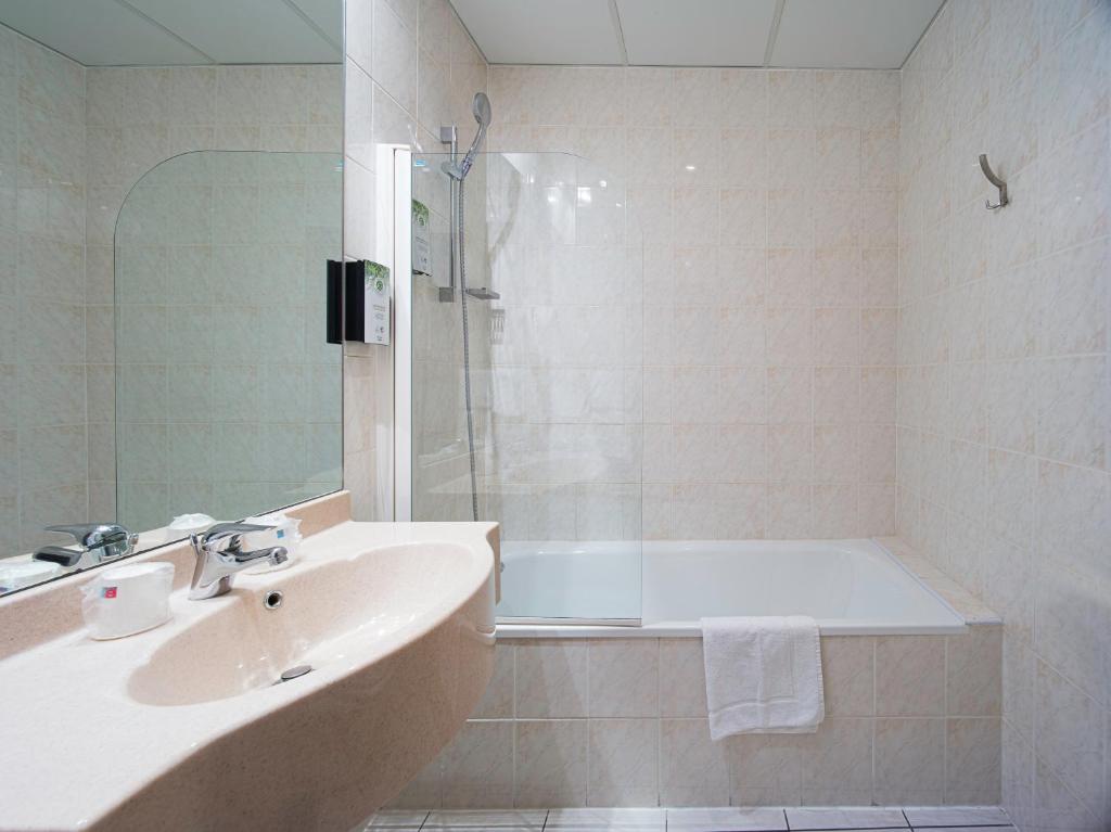 Koupelna v ubytování Kyriad Hotel Lamballe