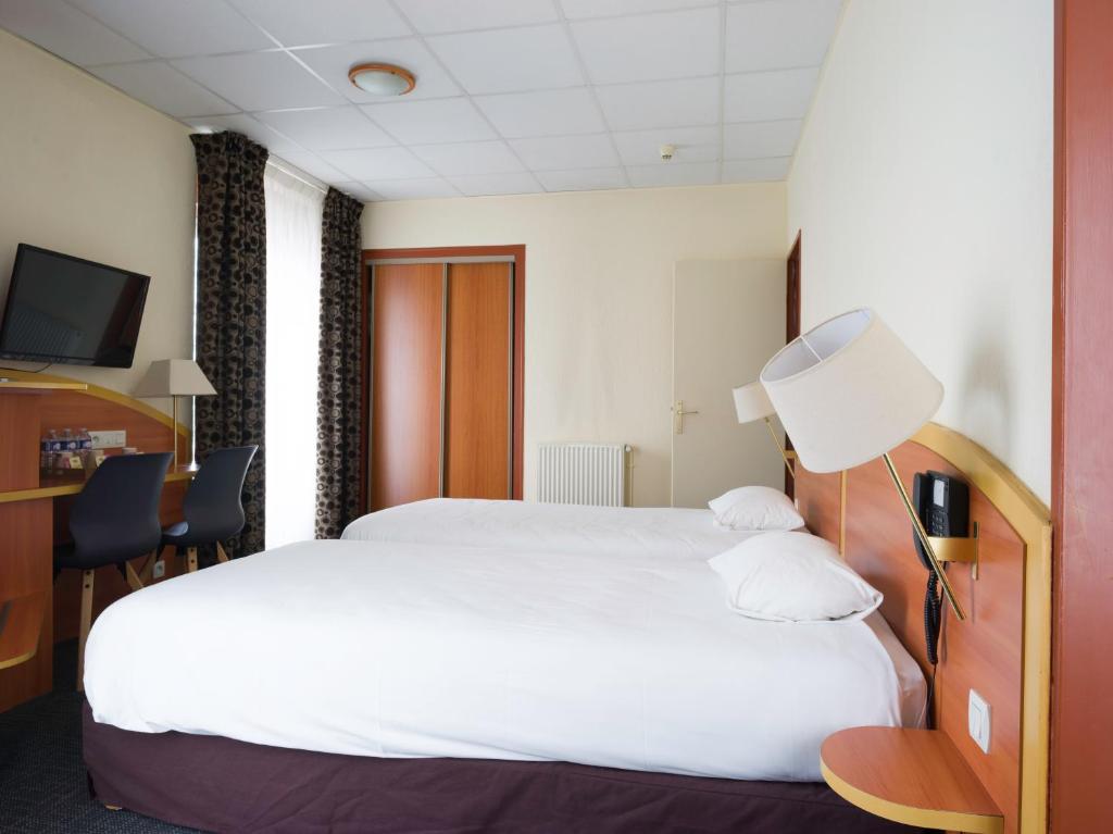 Postel nebo postele na pokoji v ubytování Kyriad Hotel Lamballe
