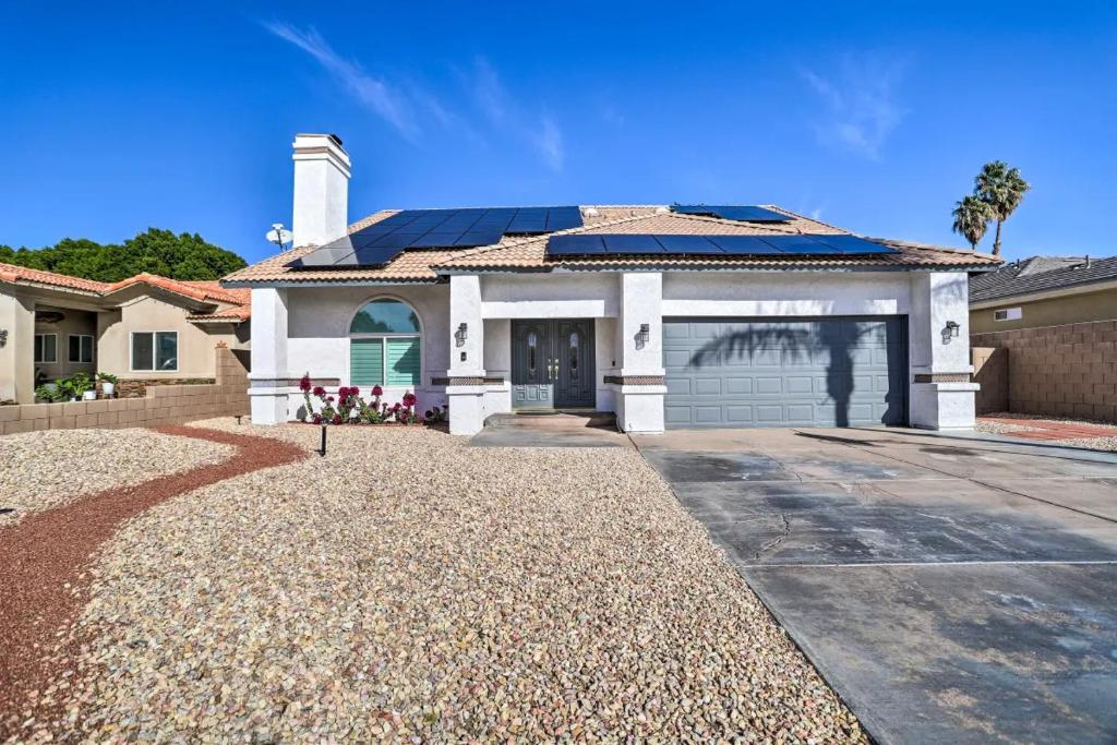 une maison avec un garage doté de panneaux solaires dans l'établissement Cathedral City Retreat, à Cathedral City