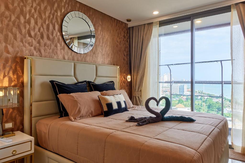 ジョムティエンビーチにあるMUXA&Copacabana Hotelのハートデコレーションのベッド付きのベッドルーム1室