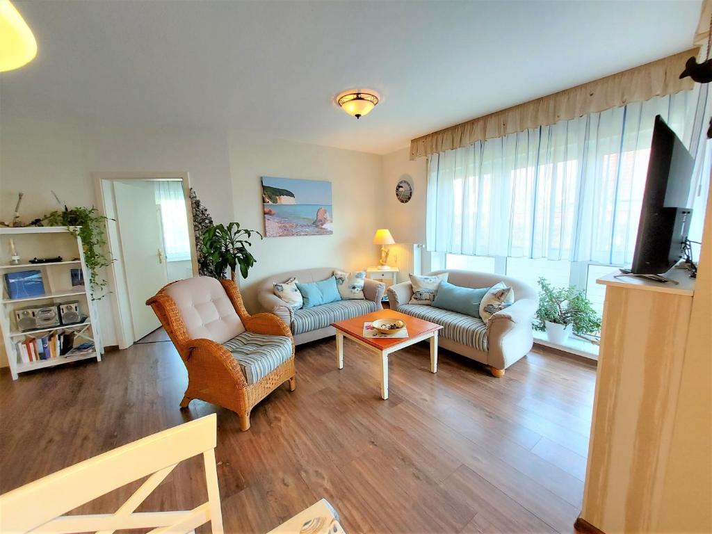 Una sala de estar con dos sofás y un televisor. en Strandgut, en Sassnitz