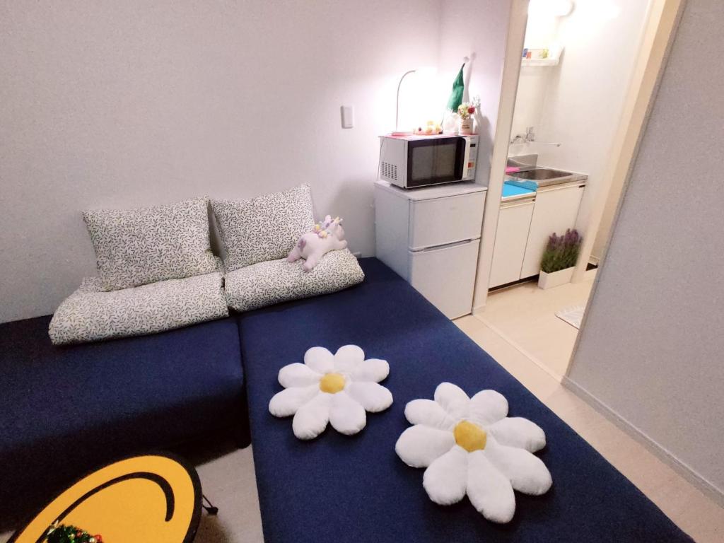 a room with a bed with white flowers on it at MaMe Inn, - Vacation STAY 58206v in Saitama