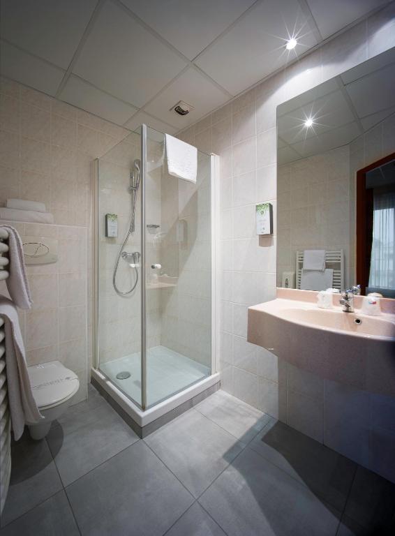 Koupelna v ubytování Kyriad Hotel Lamballe