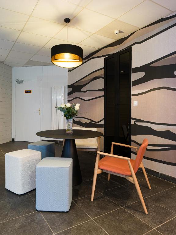 Posezení v ubytování Kyriad Hotel Lamballe
