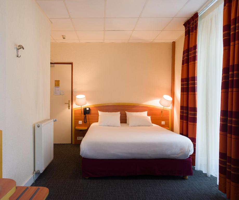 Postel nebo postele na pokoji v ubytování Kyriad Hotel Lamballe