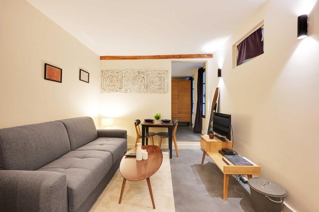 un salon avec un canapé et une table dans l'établissement Charming apartment - 1BR- 4P- Arts et métiers, à Paris
