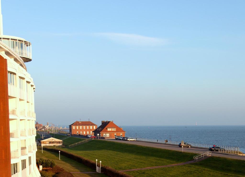 a view of the ocean from a building at Apartment 22 in Wilhelmshaven