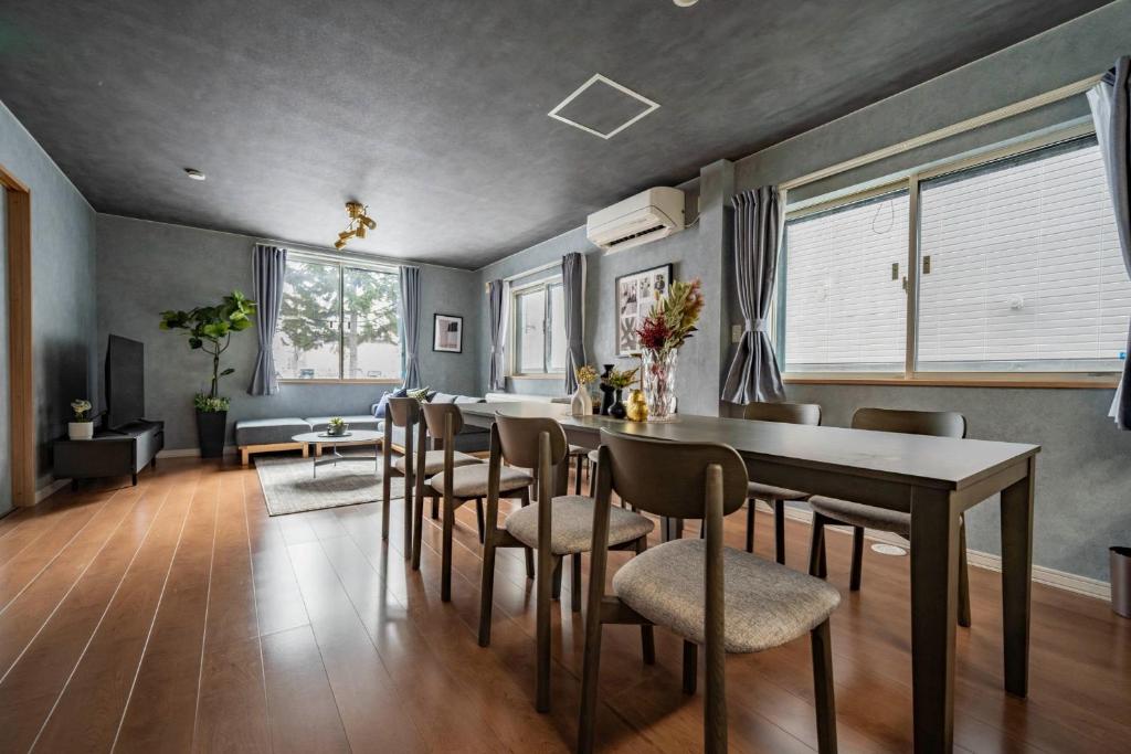 una sala da pranzo con tavolo e sedie di THE GRACIOUS - Vacation STAY 18633 a Sapporo