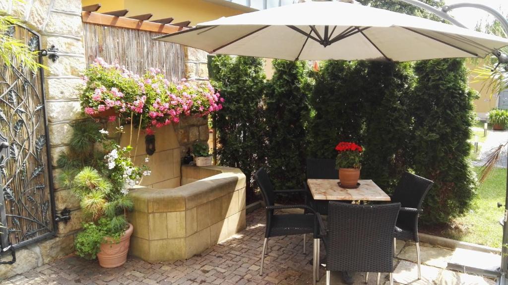 FeWo mit 2 Bädern und 2 Schlafzimmern室外花園