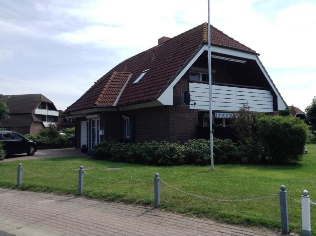 a house with a gambrel roof at Fewo Hoogen in Strandnähe in Friedrichskoog-Spitz