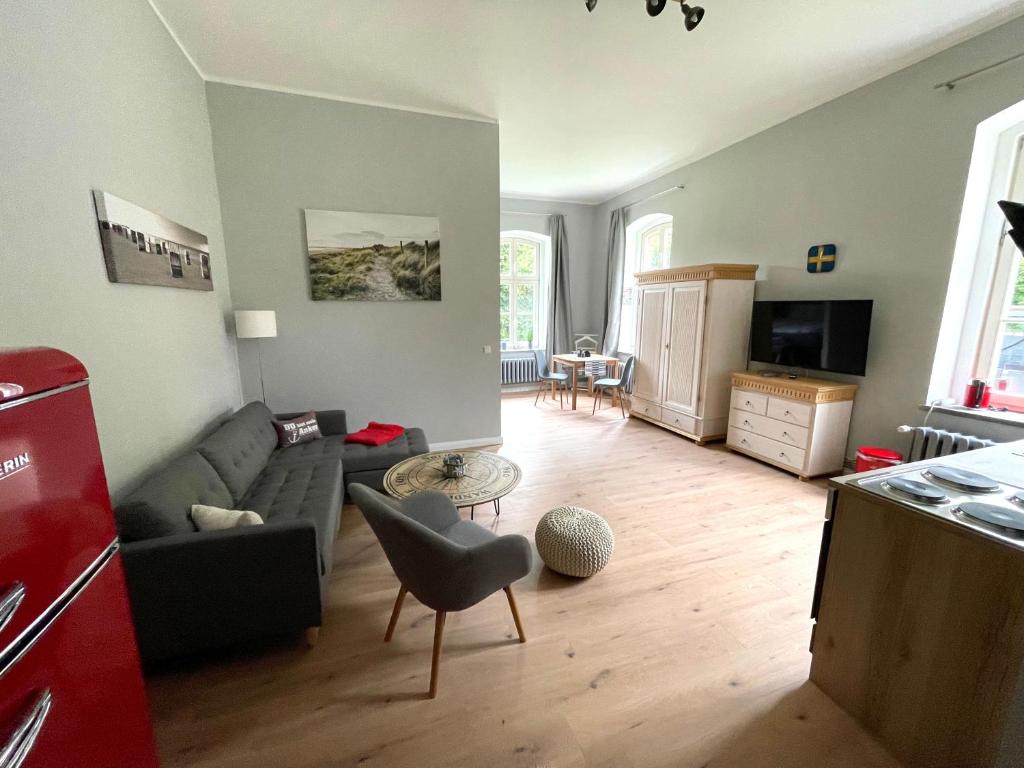 una sala de estar con un sofá y una mesa en Gästehaus Sternschanze - App2 &bdquoKapitänleutnant&ldquo, en Stralsund