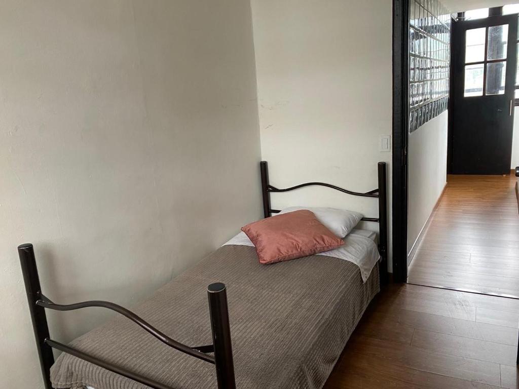 Postel nebo postele na pokoji v ubytování Destino Nómada Calle 11 n 1-38