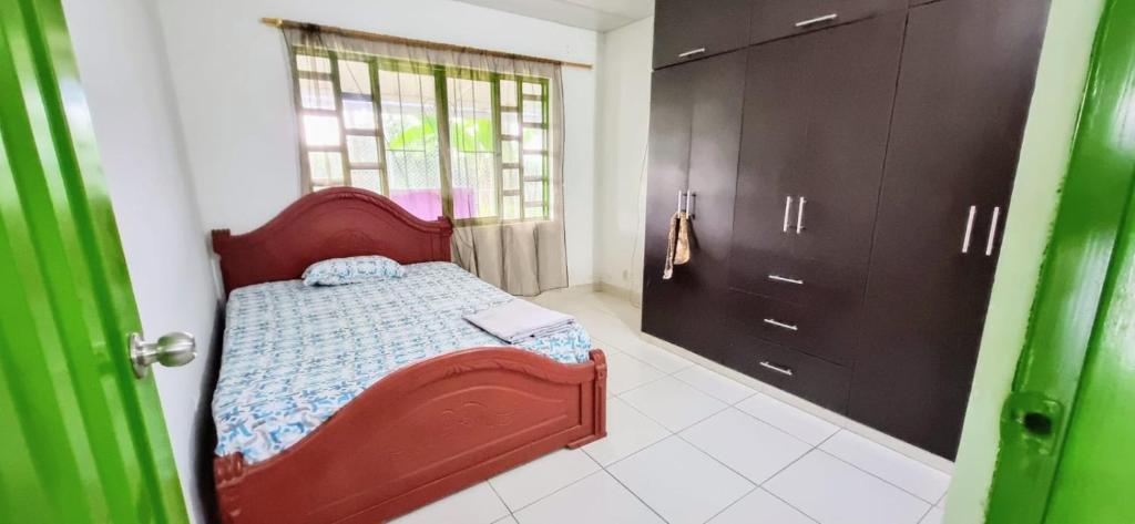 La ItaliaにあるVilla Gabyのベッドルーム1室(赤いベッド1台、窓付)