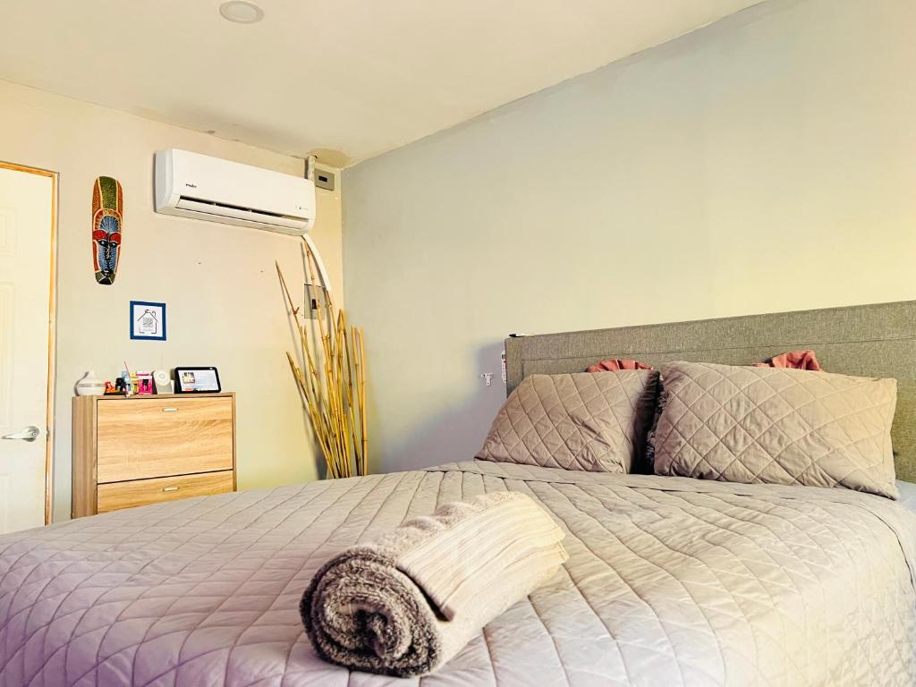 a bedroom with a bed with a pillow on it at Estudio con funciones inteligentes AC full moderno in San Salvador