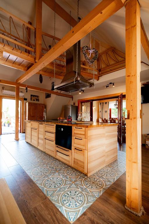 Kuchyň nebo kuchyňský kout v ubytování Apartament Górski u Papierzy Sauna, Jacuzzi, SPA