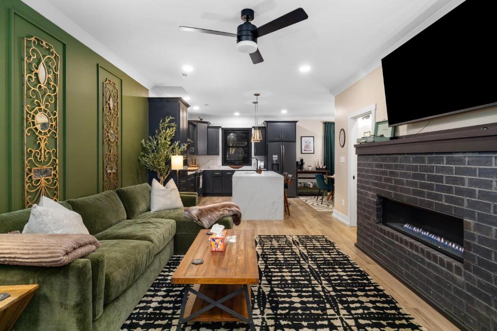 赛维尔维尔3 King Bd with Hot Tub & Minutes to Dollywood!的带沙发和壁炉的客厅