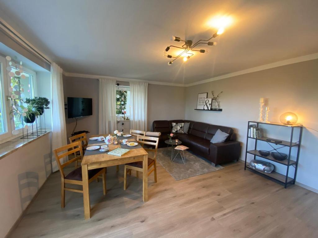 TV a/nebo společenská místnost v ubytování 4 Sterne Ferienwohnung Rosengarten nur für Urlaubsgäste