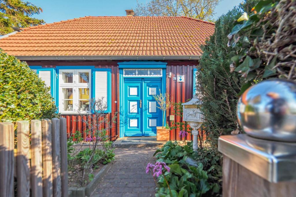 プレローにあるaltes Schifferhaus Pariesの庭の青い扉のある小さな家