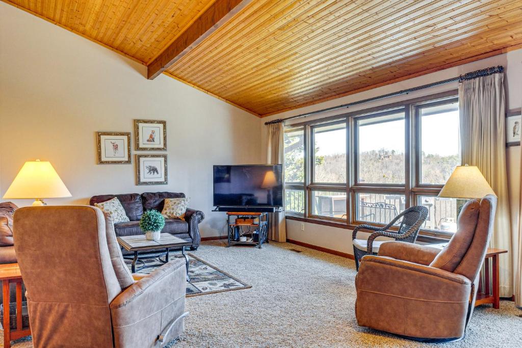 a living room with a couch and a tv at Spacious Mountain-View Home 13 Mi to GSMNP! in Gatlinburg