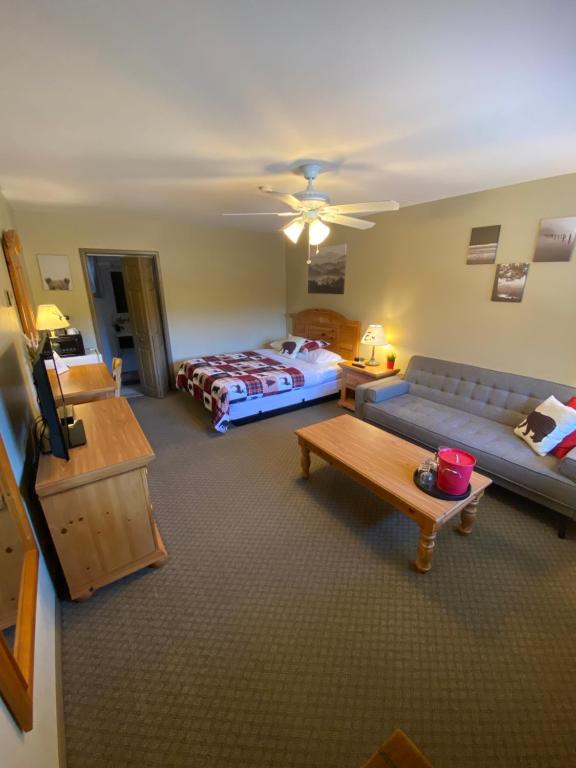 Postel nebo postele na pokoji v ubytování Parkway Motel
