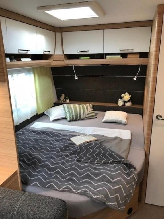 Postel nebo postele na pokoji v ubytování Camper Lodge CL1