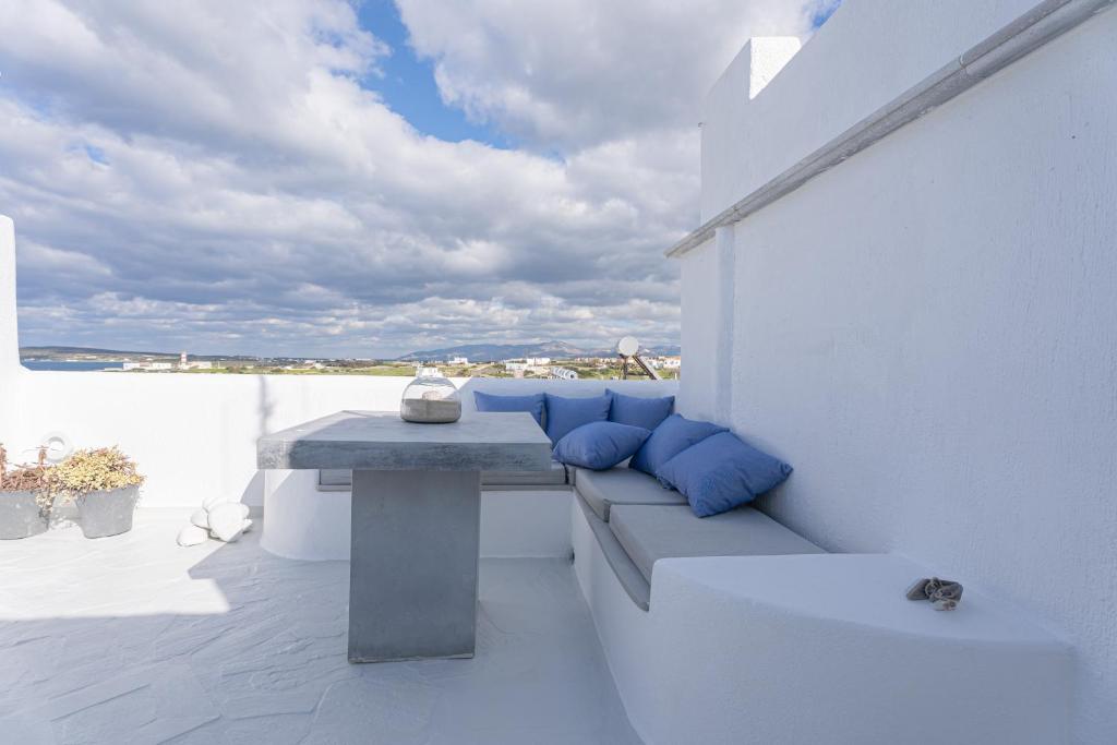 Uma varanda ou terraço em PURE WHITE 1BD house with amazing Sea Views in Naousa