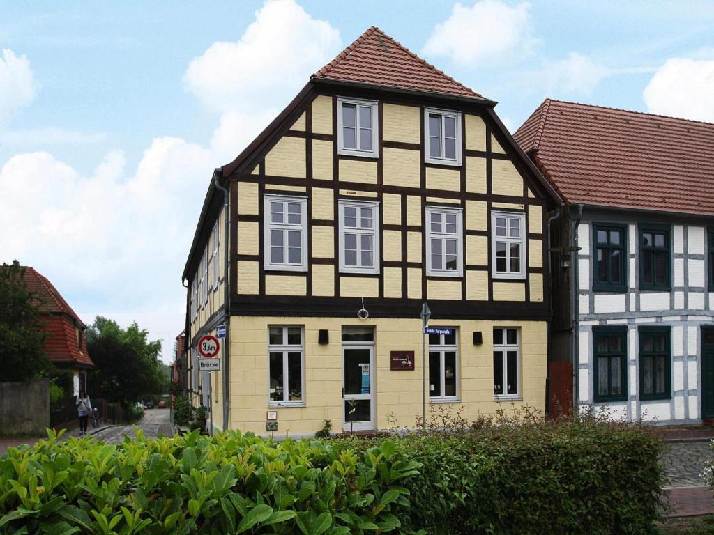 プラウ・アム・ゼーにあるFerienwohnung, Plau am Seeの赤屋根の黄白建物
