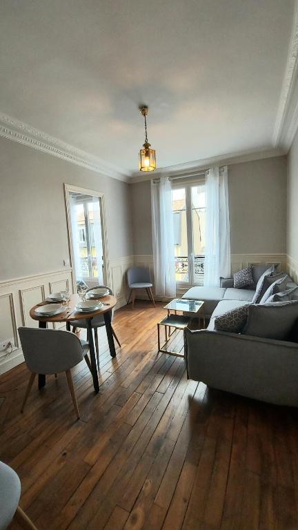 un salon avec un canapé et une table dans l'établissement Paris La défense, à La Garenne-Colombes