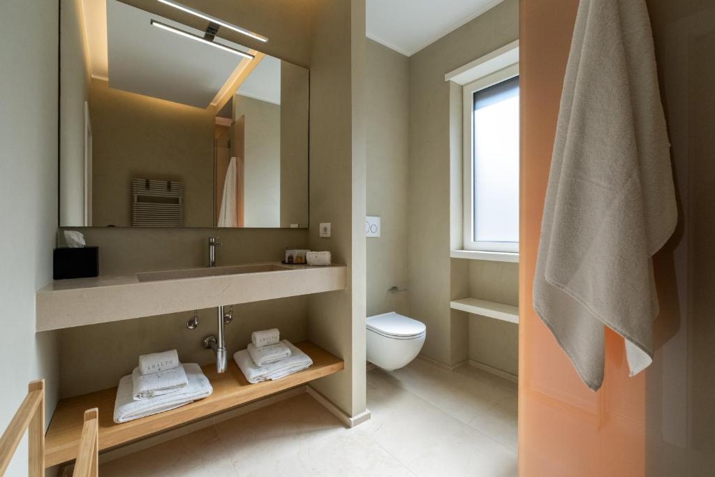 Koupelna v ubytování Abalto Suites & Rooms