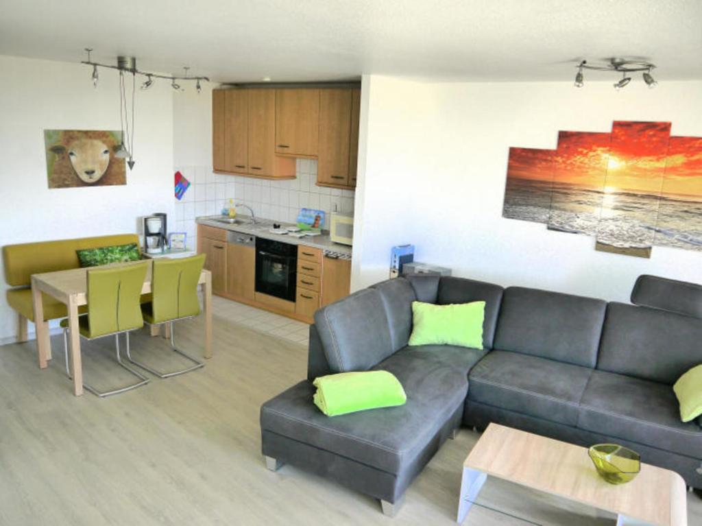 a living room with a couch and a table at de Lill in Dorum Neufeld